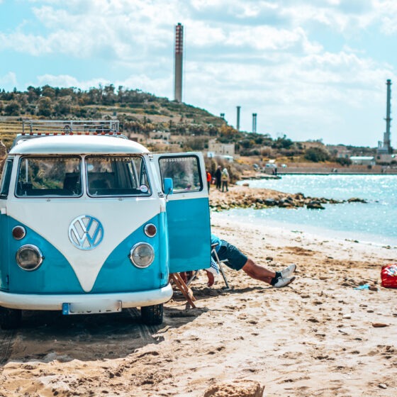 VW Bus am Strand von Malta