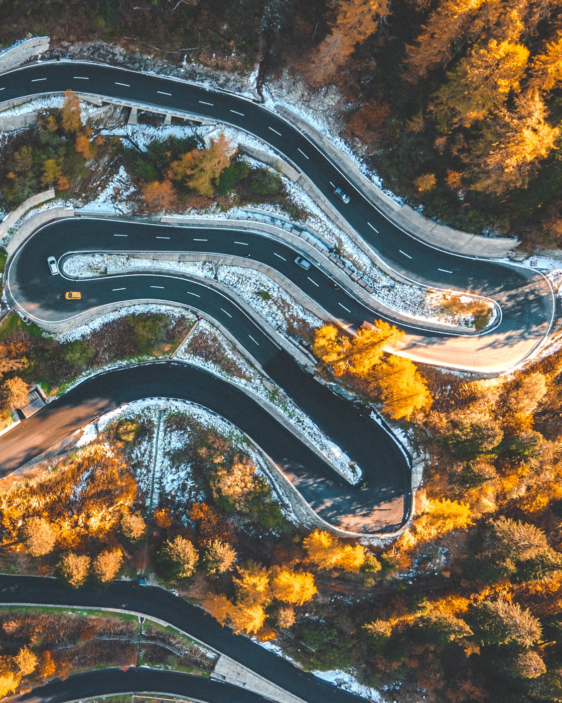 Schweizer Bergpass aus der Vogelperspektive