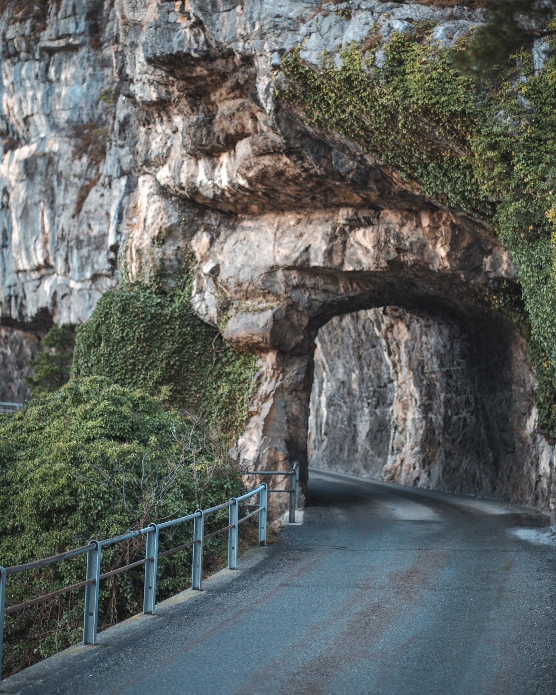 Typisch Schweiz: Strasse durch eine Höhle