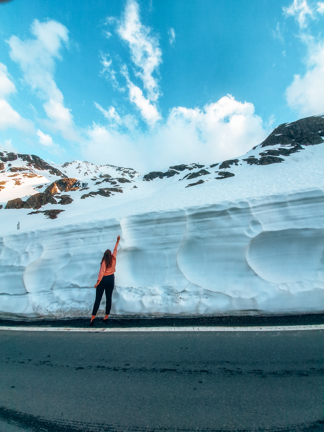Hoher Schnee auf den Bergpässen Richtung Italien