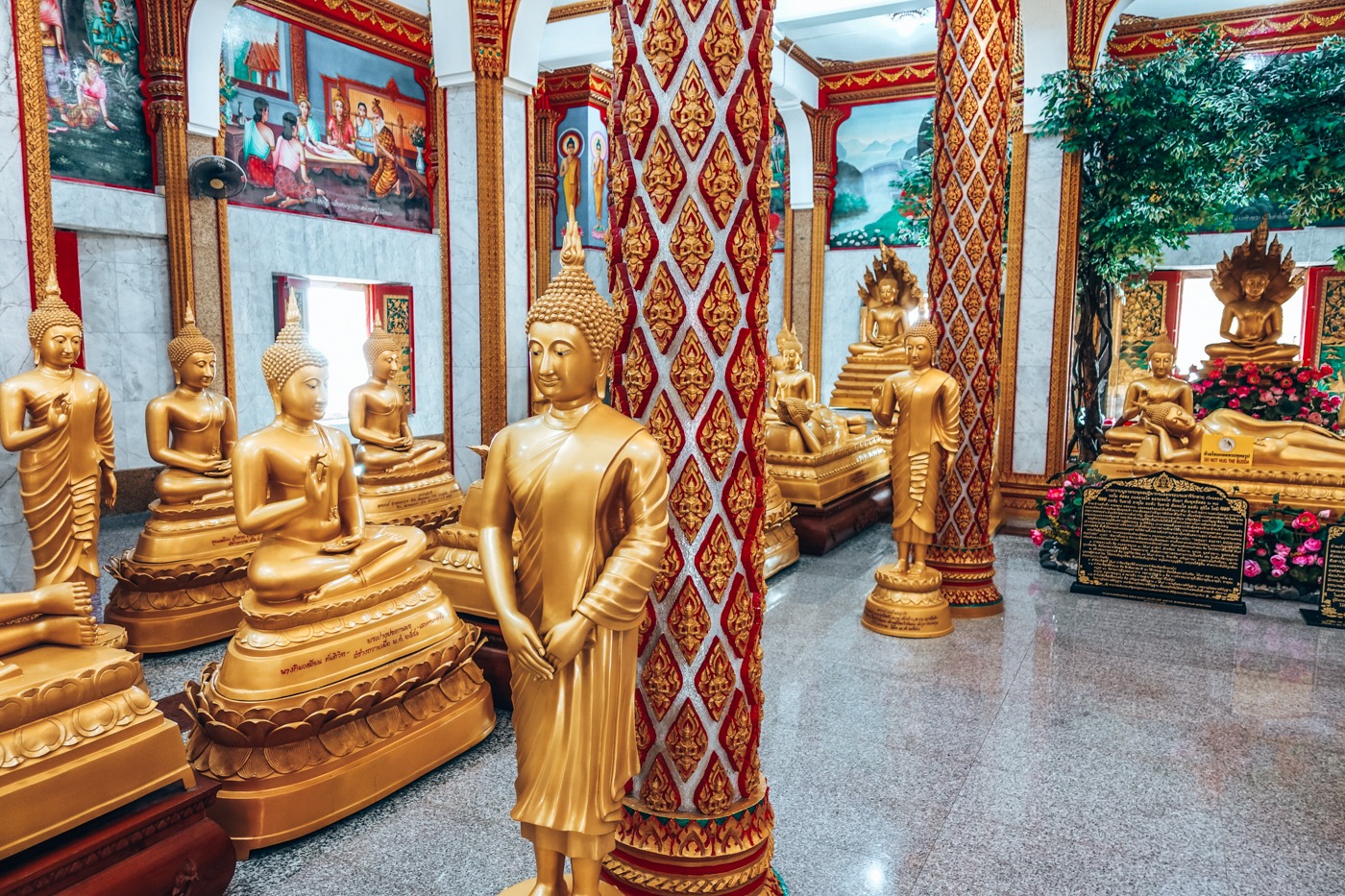 Goldene Buddhas im Wat Chalong