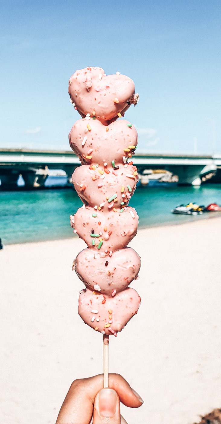 Japanische Süssigkeit am Strand in Okinawa essen