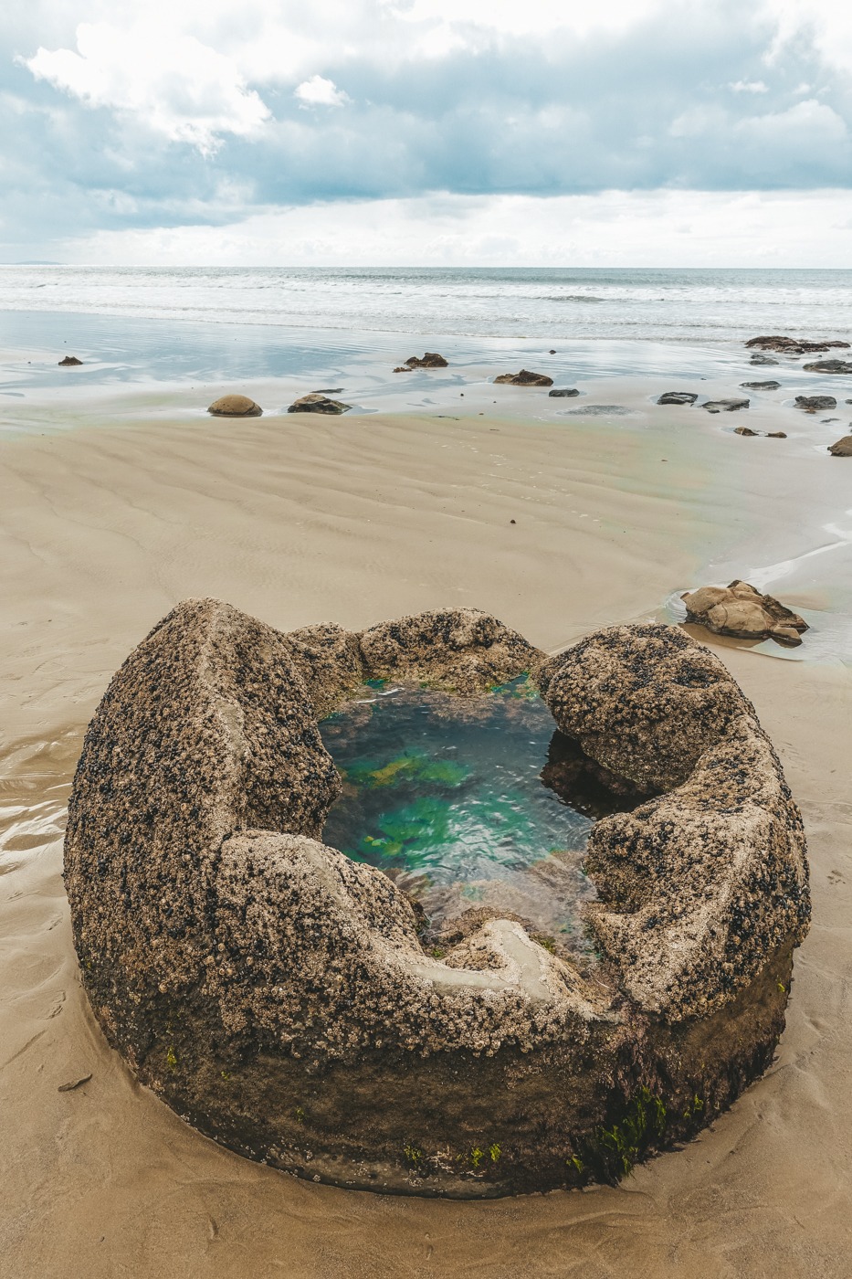 Moeraki Boulder in Neuseeland, gefüllt mit Regenwasser