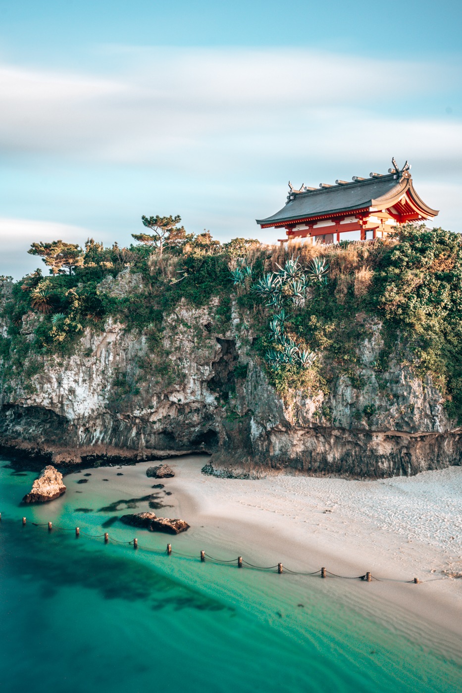 Japanischer Tempel an einem tropischen Strand in Okinawa, Japan